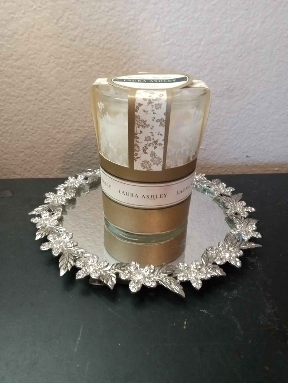GORGEOUS NEW Laura Ashley 7.8oz Cottage Garden Scented Candle